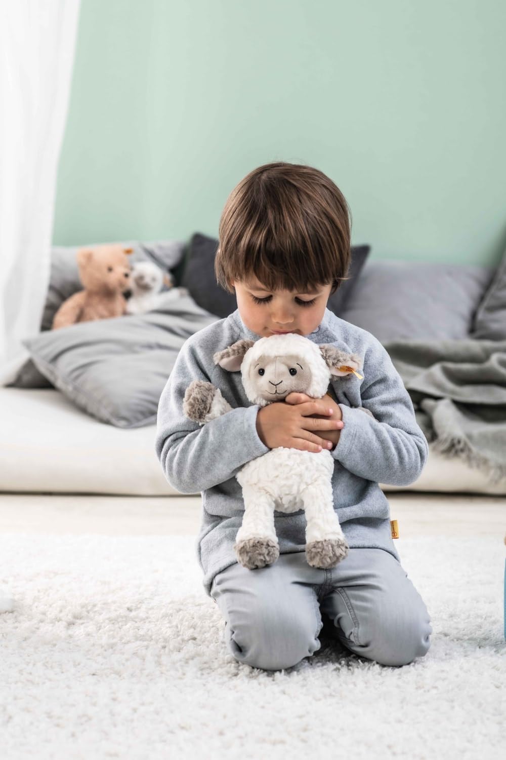 Kuscheltier Lita Lamm, Süßes Stofftier mit Kunststoffaugen, Kinder, Jungen & Mädchen, Friends, Plüschtier 30 cm, Weiß, 073427