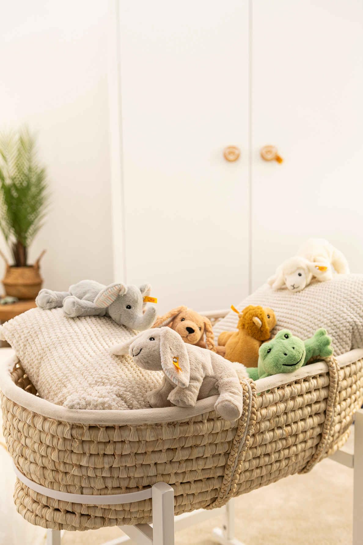 Floppy Trampili Elefant, 20cm, Gray Violet, Plüschtier liegend