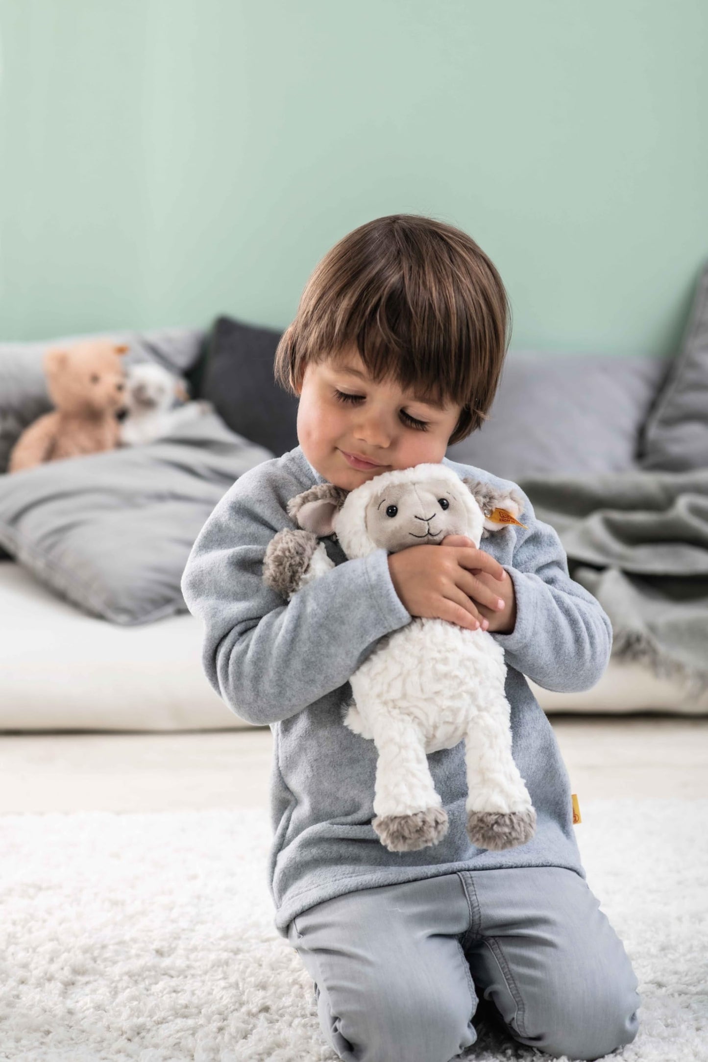 Kuscheltier Lita Lamm, Süßes Stofftier mit Kunststoffaugen, Kinder, Jungen & Mädchen, Friends, Plüschtier 30 cm, Weiß, 073427